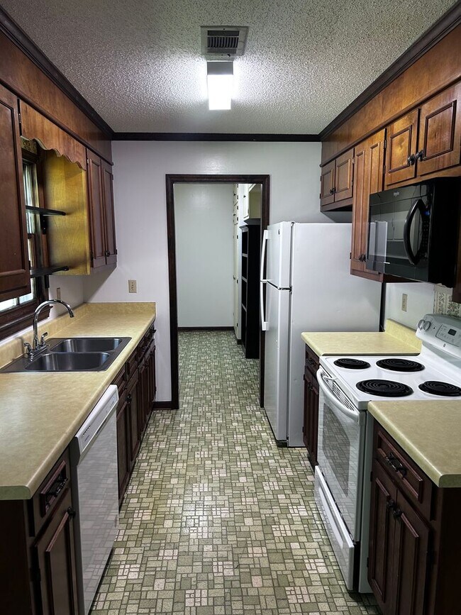 Building Photo - 1601 Cedarbrook Dr