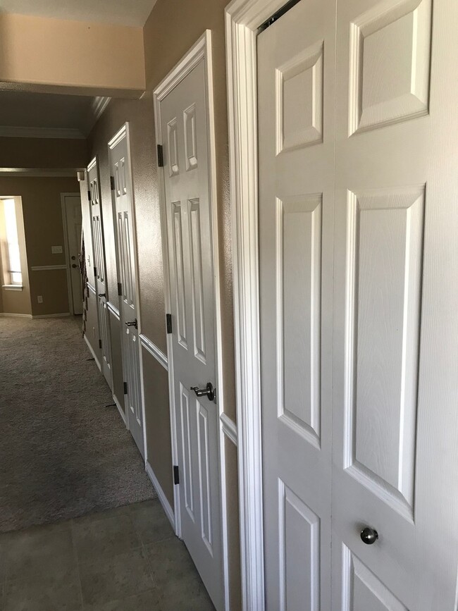 Building Photo - Charming 2 bed 1.5 bath Parkside Town Home...