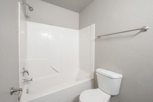 Building Photo - Awesome 2 Story Townhome in Vineyard w/ attached 2 car garage!