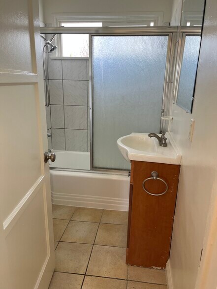 Building Photo - 5644 1/2 Kester Ave