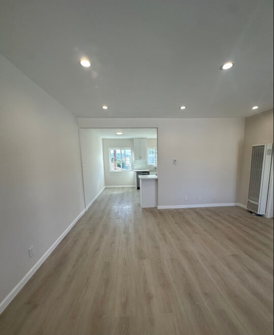 Building Photo - 1435 E Maple St