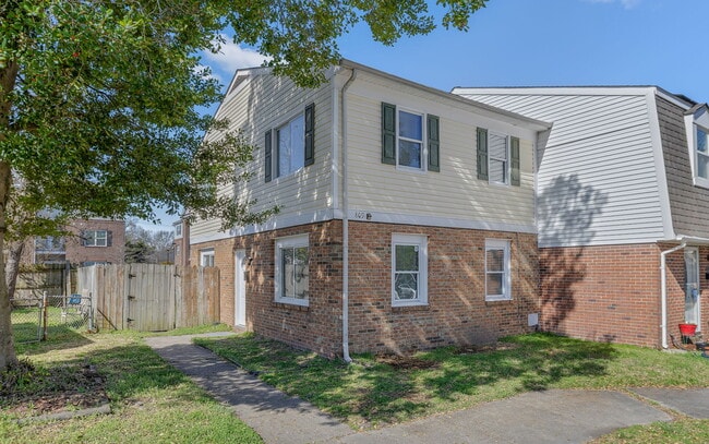 Building Photo - 809 Hampstead Ct