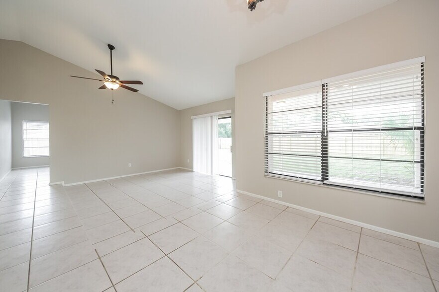Building Photo - 1000 Dinero Dr