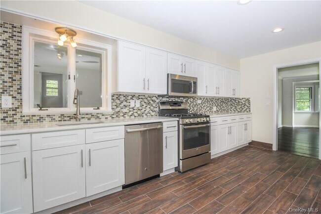 Building Photo - 205 Soundview Ave