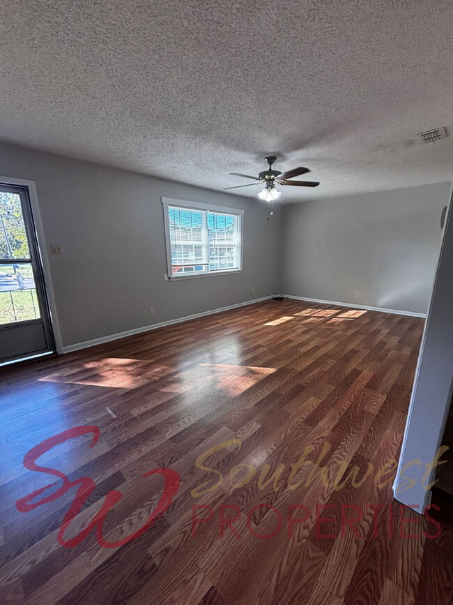 Building Photo - Cozy 2 Bed, 1 Bath Home