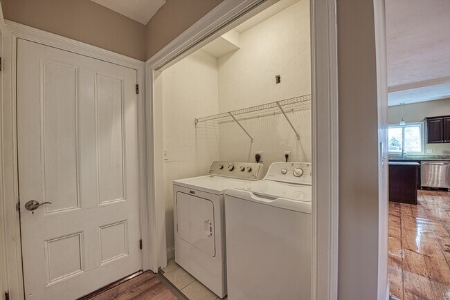 Building Photo - 970 N Main St