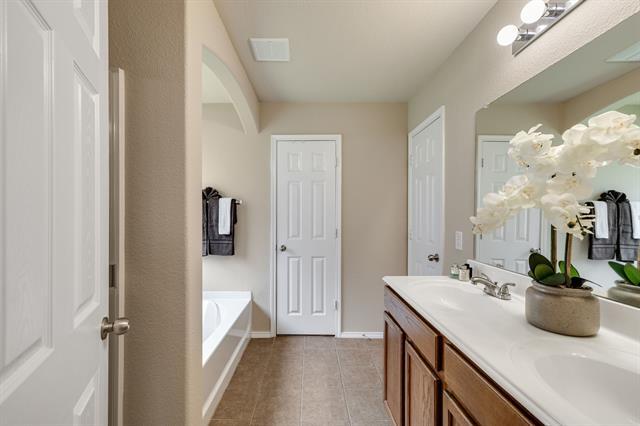 Building Photo - 5640 Lincolnwood Dr