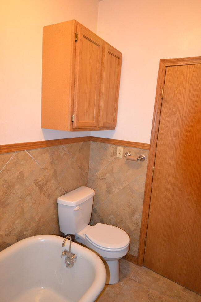 Building Photo - Remodeled 3-bedroom, open floor plan, Newe...