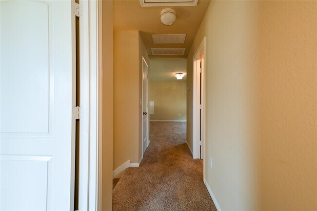 Building Photo - 613 Pinnacle Dr