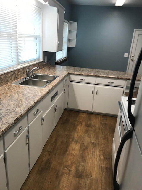 Building Photo - 915 1st St W