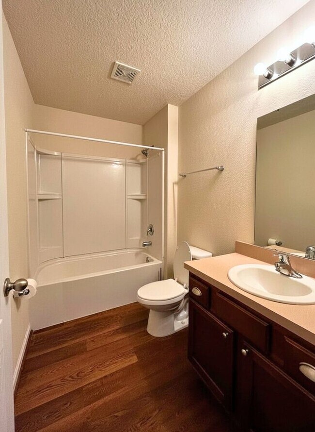 Building Photo - 4/2 with Community Amenities