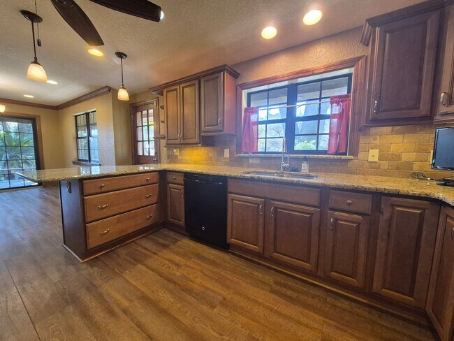 Building Photo - Cabin living in the suburbs