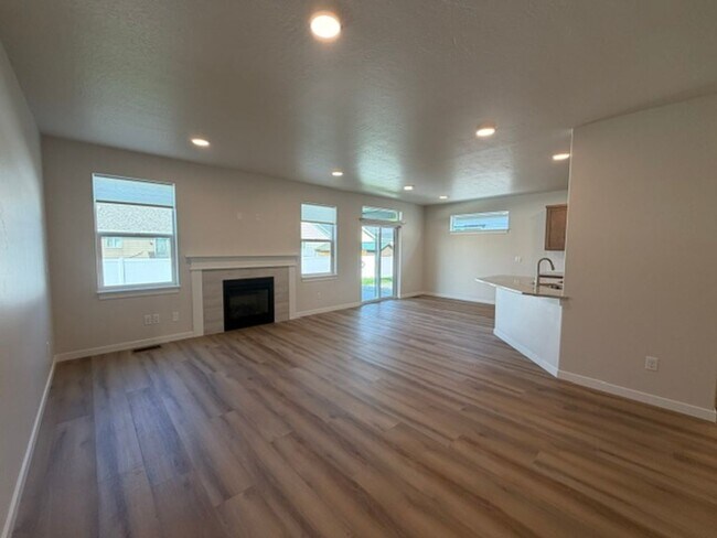 Building Photo - 421 Needlegrass Ln
