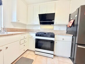 Building Photo - Beautiful two bedroom one bath