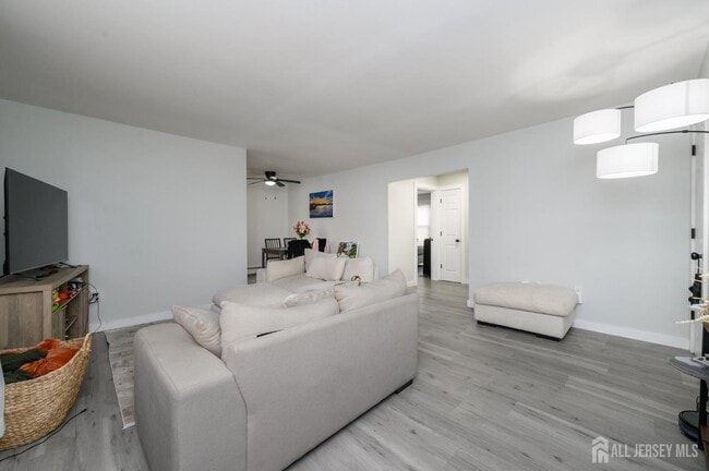 Building Photo - 289 Main St