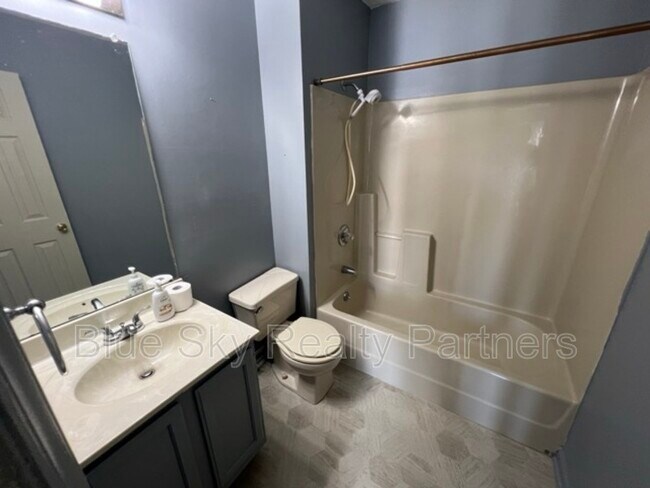Building Photo - 2119 Silverbrook Dr