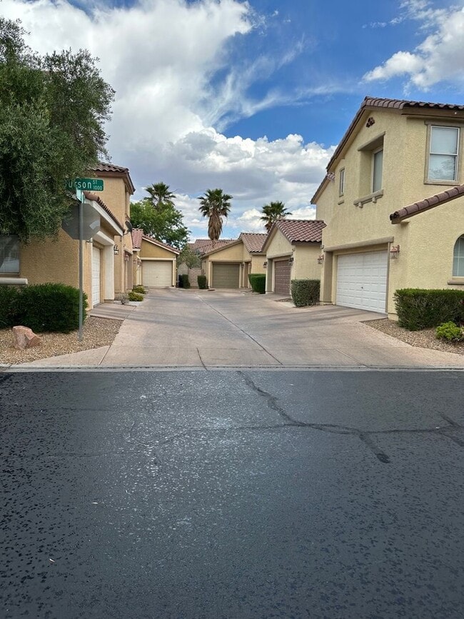 Building Photo - Single story town home with 3 bedrooms and 2 bath in Summerlin