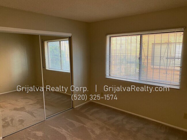Building Photo - Spacious 2 Bedroom, 1 Bath Condo (22nd/Col...