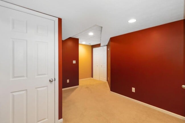 Building Photo - 5825 Crescent Ridge Dr