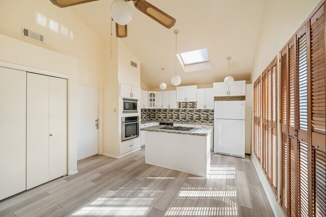 Building Photo - 4330 Willow Beach Dr