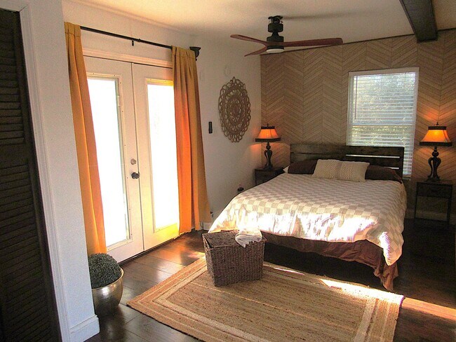 Building Photo - Fully Furnished Humble Duplex on the Water