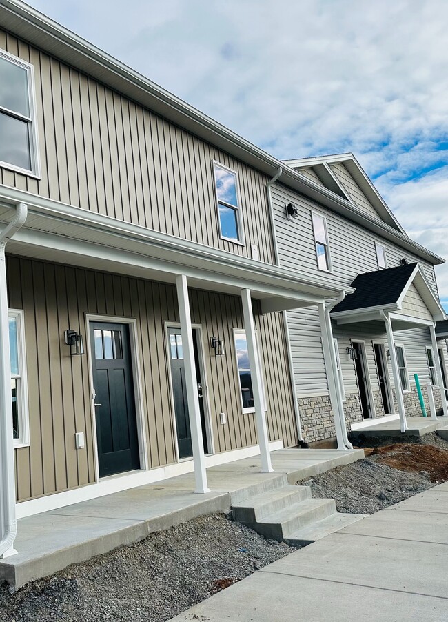 Building Photo - The Hills Townhomes 101-108