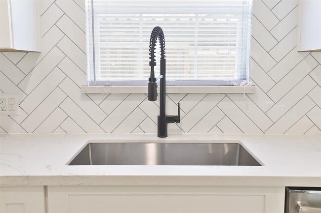 Building Photo - 9511 Fondren Rd