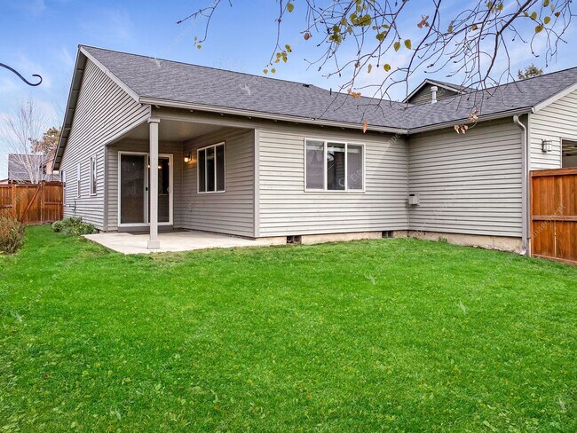 Building Photo - Single-level 3 BR-2BA Home in SE Bend