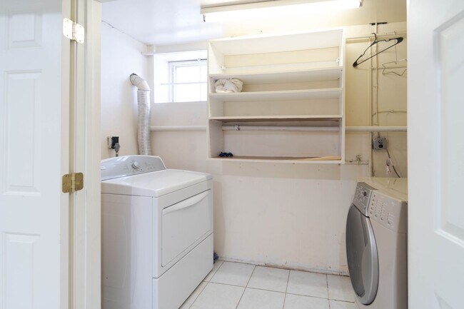 Building Photo - Spacious Split-Level with In-Law Suite & B...