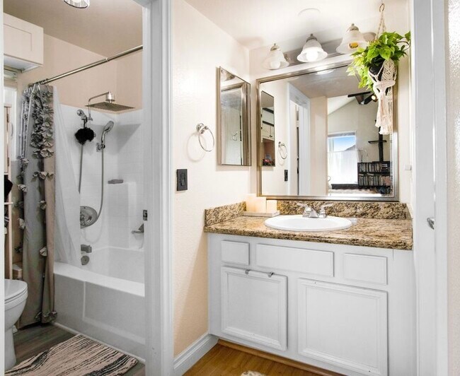 Building Photo - 355 N Maple St