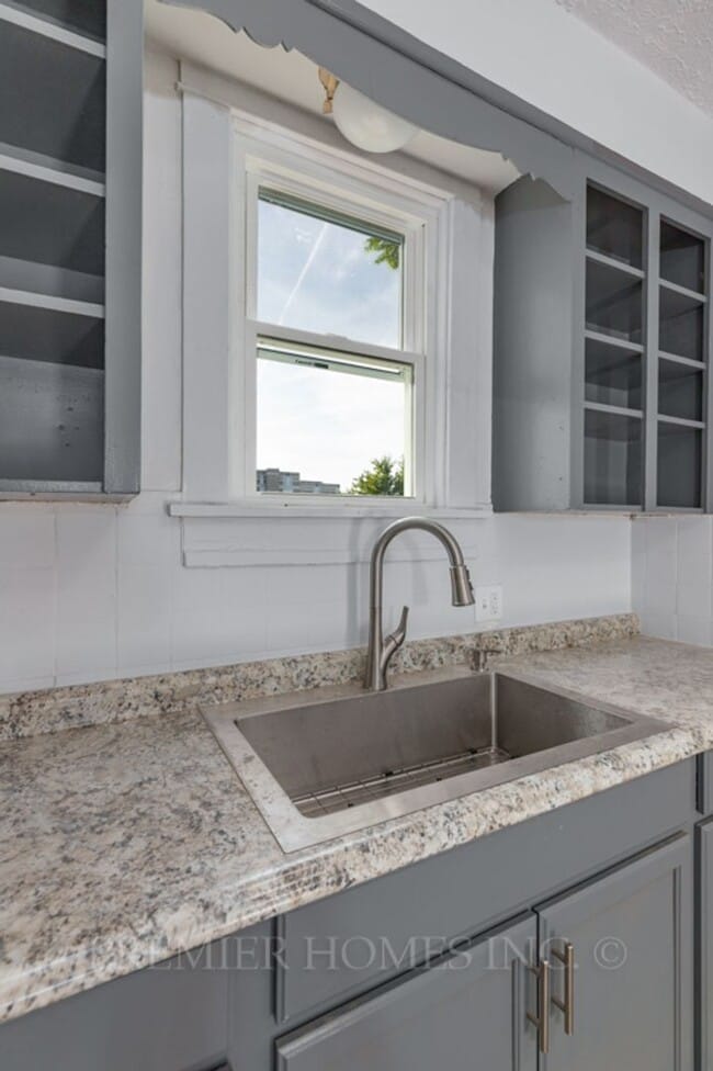 Building Photo - 3 Bed Single-Family Home Near Aultman Hospital – $1,595/mo