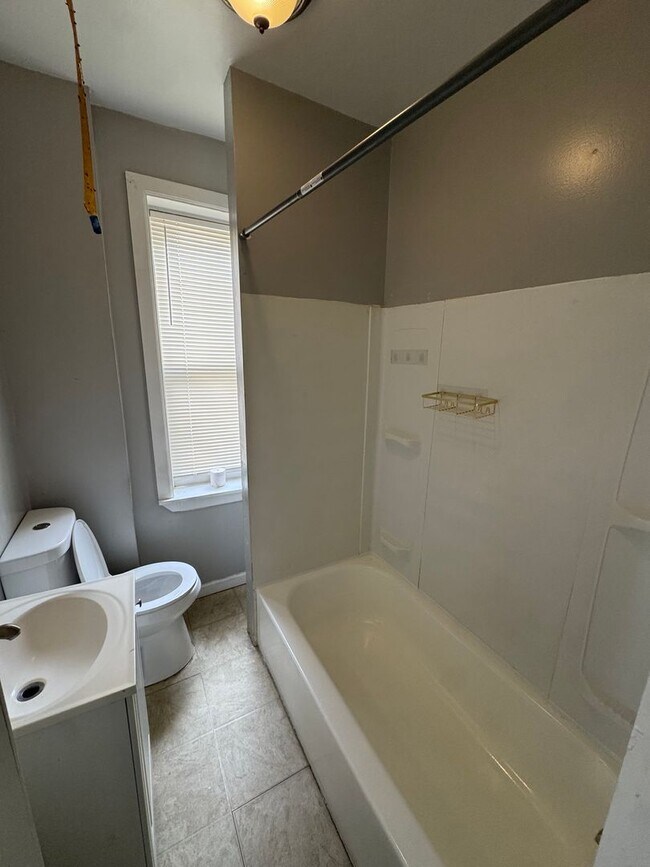 Building Photo - 2 bedroom 1 bath w/ an additional room