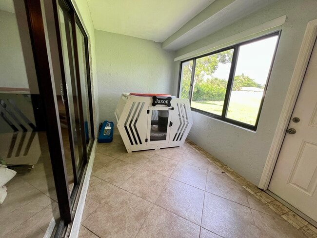 Building Photo - 4075 Palm Forest Dr N