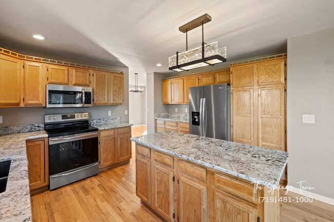 Building Photo - SPECTACULARLY HUGE 6BD HOME with PANORAMIC MOUNTAIN VIEWS - Security Deposit Waiver Available