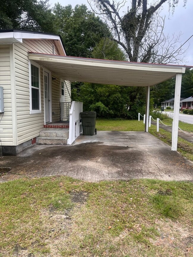 Building Photo - One Bedroom /One Bath House