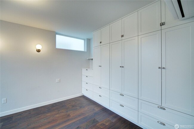 Building Photo - 2Bd/1.75Ba Seattle Townhouse