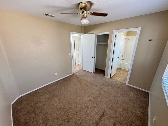 Building Photo - Gorgeous 4Bed/2Bath Home located in Sunris...
