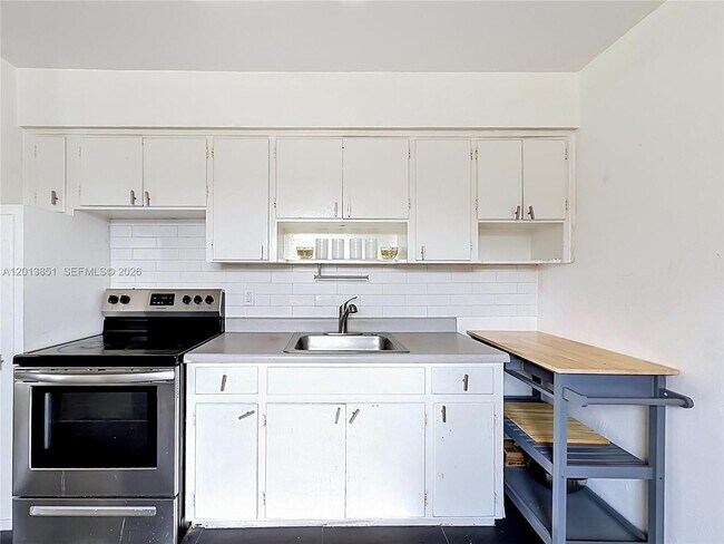 Building Photo - 391 NE 42nd Ct