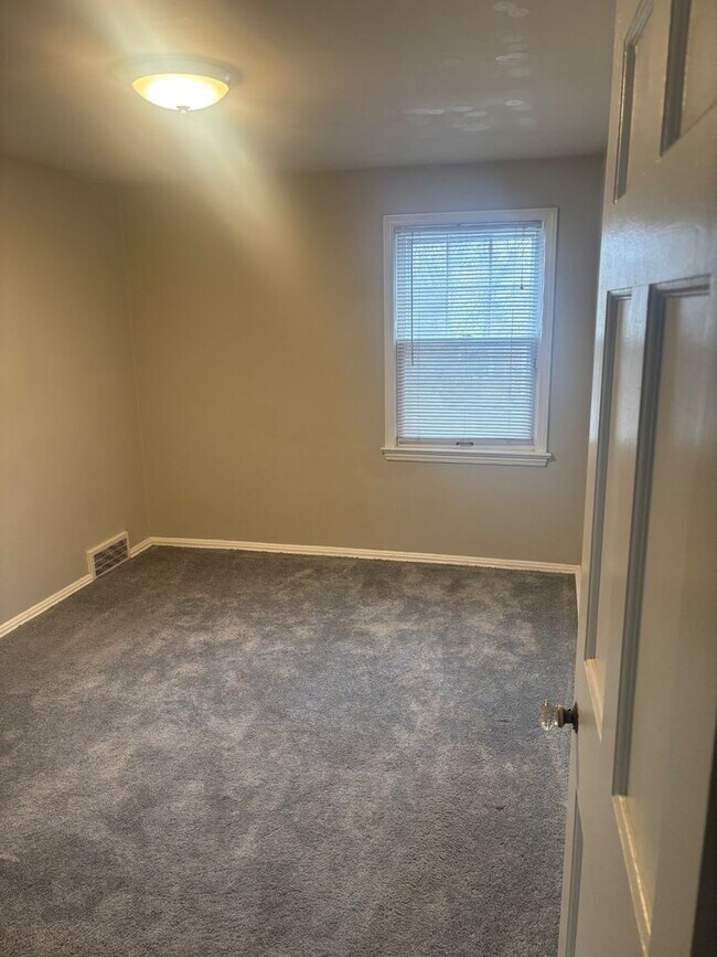 Building Photo - Move-In Ready 3BR Home w/ Fireplace, Garage & Basement – Cleveland