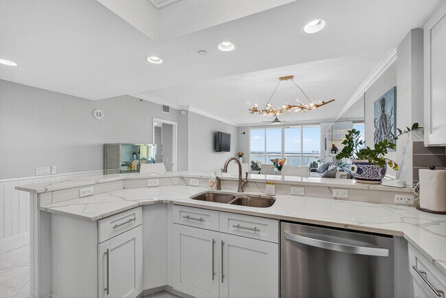 Building Photo - 2650 Lake Shore Dr