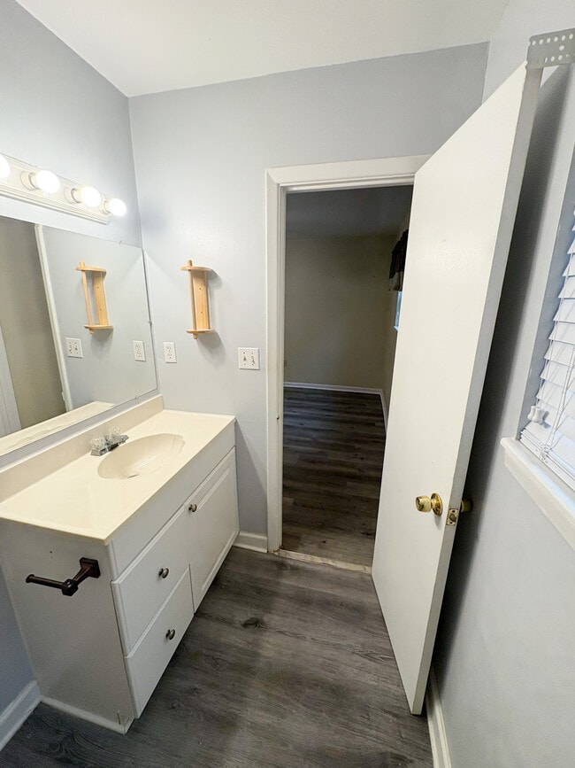 Building Photo - 1100 Skyland Dr