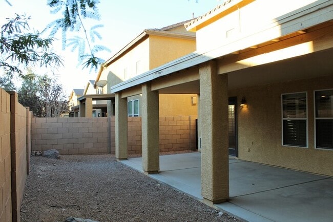 Building Photo - Beautiful 2-Story-3 Bed/2.5 Bath Home