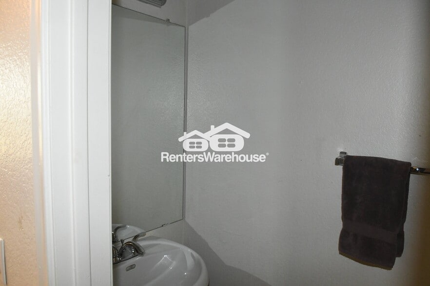 Building Photo - 1970 N Hartford St