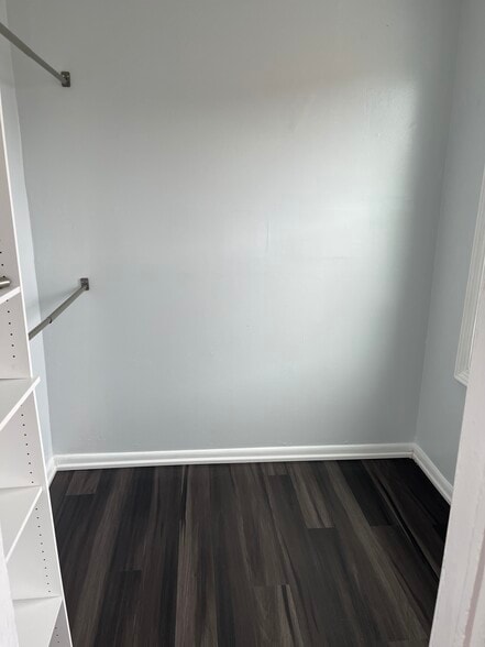 Bedroom 2/ office - 2415 W Arthington St