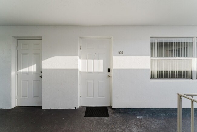 Building Photo - 1800 NW 4th Ave