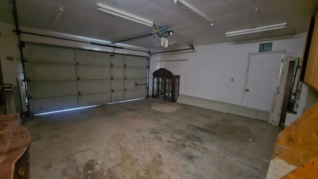 Building Photo - Great NW home with POOL & SOLAR!