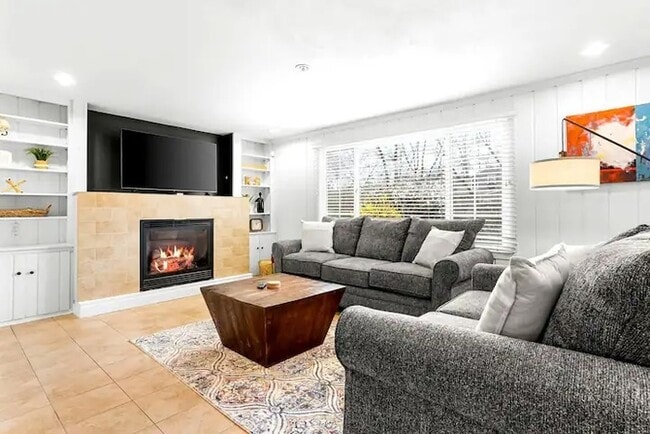 Building Photo - Beautifully Furnished Home – Move-In Ready!