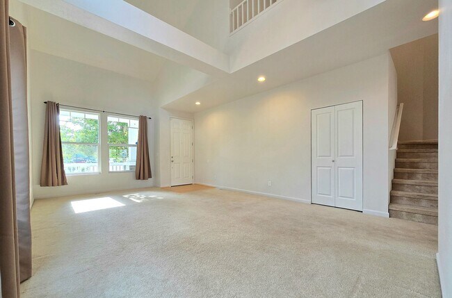 Building Photo - Charming Single Family 4 Bed/2.5 Bath Home...