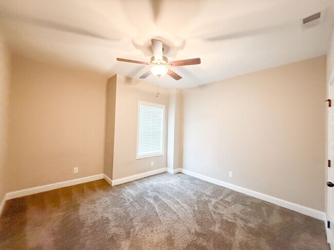 Building Photo - 5 Bedroom 3 Bathroom Home