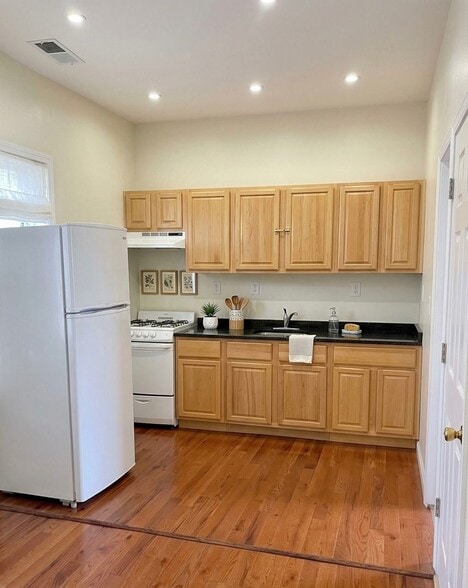 Building Photo - Great 2BR/1BA Queen Village Apartment Available Now